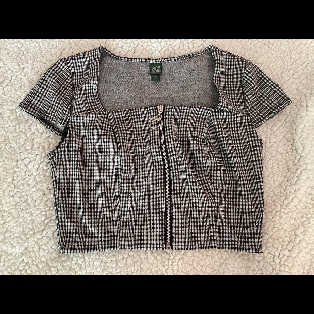 Cute zipper crop top!